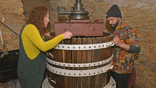 Lisa Hofmann (40) und José Fleck (42) betreiben in Rheinhessen das Weingut "Dope". Die manuelle Korbkelter haben die Albiger Wei Lisa Hofmann (40) und José Fleck (42) betreiben in Rheinhessen das Weingut "Dope". Die manuelle Korbkelter haben die Albiger Wei