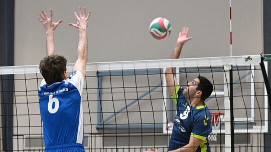 Farzan Hassani (rechts), hier im Hinspiel gegen Schweich im Dezember letzten Jahres, war von den Gegnern im Rückspiel nie unter Farzan Hassani (rechts), hier im Hinspiel gegen Schweich im Dezember letzten Jahres, war von den Gegnern im Rückspiel nie unter