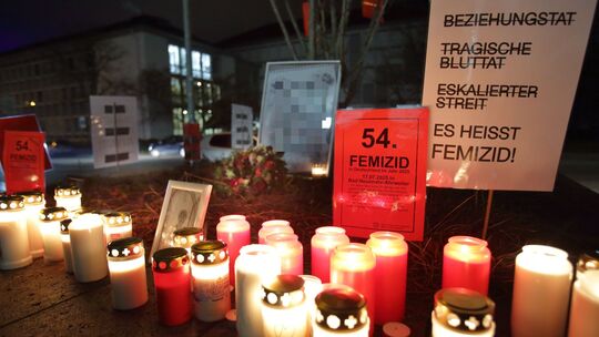 Ein 32-Jähriger soll 2025 seine Noch-Ehefrau und Mutter des gemeinsamen Kindes erstochen und einbetoniert haben. Nun wurde der M Ein 32-Jähriger soll 2025 seine Noch-Ehefrau und Mutter des gemeinsamen Kindes erstochen und einbetoniert haben. Nun wurde der M