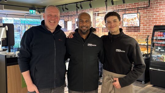 Unterstützen den erst 23-jährigen Filialbetreiber bei der Eröffnung: Jochen Selzer vom Backwerk-Vertrieb (links) und Vater Mathe Unterstützen den erst 23-jährigen Filialbetreiber bei der Eröffnung: Jochen Selzer vom Backwerk-Vertrieb (links) und Vater Mathe