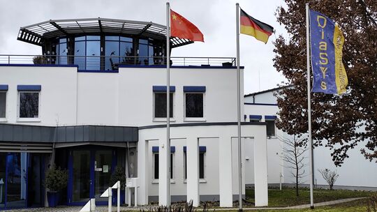 Man sieht es an der Flagge vor der Tür: Seit Ende 2023 hält das chinesische Unternehmen Mindray die Mehrheit am Holzheimer Unter Man sieht es an der Flagge vor der Tür: Seit Ende 2023 hält das chinesische Unternehmen Mindray die Mehrheit am Holzheimer Unter