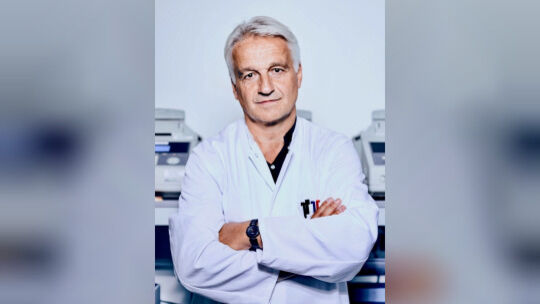 Der Forensiker Harald Schneider liefert im Labor des Landeskriminalamts Wiesbaden mit seiner Hautschuppenanalyse immer wieder sp Der Forensiker Harald Schneider liefert im Labor des Landeskriminalamts Wiesbaden mit seiner Hautschuppenanalyse immer wieder sp