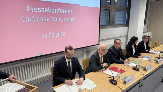 Der Andrang der Journalisten bei der Pressekonferenz im Polizeipräsidium Koblenz im Mordfall Amy Lopez war enorm. Staatsanwaltsc Der Andrang der Journalisten bei der Pressekonferenz im Polizeipräsidium Koblenz im Mordfall Amy Lopez war enorm. Staatsanwaltsc