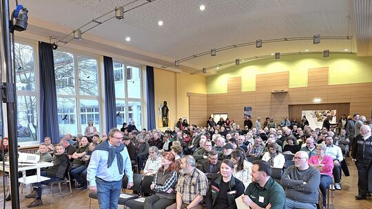 Viele Jäger und interessierte Bürger waren anwesend. Viele Jäger und interessierte Bürger waren anwesend.