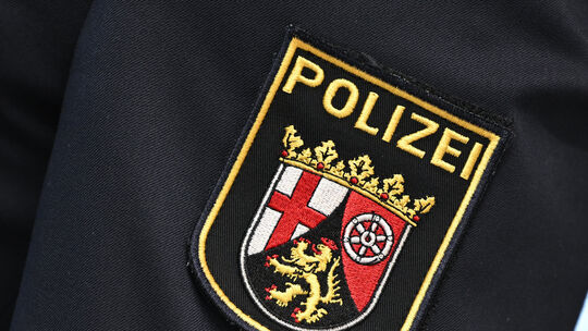 Die Polizei hat bei einer Hausdurchsuchung bei einem 40-jährigen Koblenzer elektronische Kommunikationsmittel sichergestellt. Die Polizei hat bei einer Hausdurchsuchung bei einem 40-jährigen Koblenzer elektronische Kommunikationsmittel sichergestellt.
