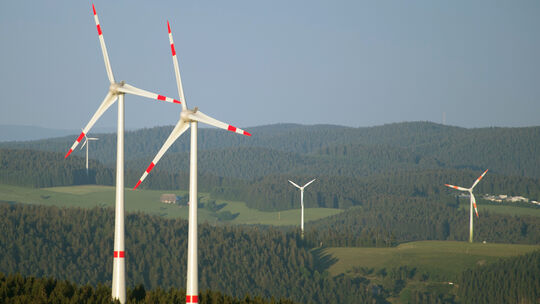 Auf den Höhenlagen von Bad Hönningen sollen acht Windräder entstehen. Das ist zumindest der Plan des Stromnetzbetreibers Süwag u Auf den Höhenlagen von Bad Hönningen sollen acht Windräder entstehen. Das ist zumindest der Plan des Stromnetzbetreibers Süwag u