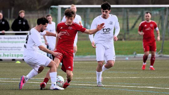 Am Ende eines intensiven und von guten und schlechten Phasen geprägten Spiels trennten sich die SG 99 Andernach (weiße Trikots) Am Ende eines intensiven und von guten und schlechten Phasen geprägten Spiels trennten sich die SG 99 Andernach (weiße Trikots)
