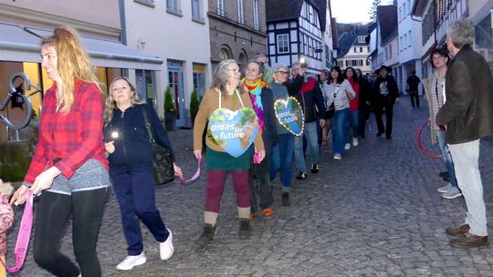 Die Menschenkette reichte vom Marktplatz bis zum Gelben Haus. Hier ist sie auf dem Rückweg zum Marktplatz. Die Menschenkette reichte vom Marktplatz bis zum Gelben Haus. Hier ist sie auf dem Rückweg zum Marktplatz.