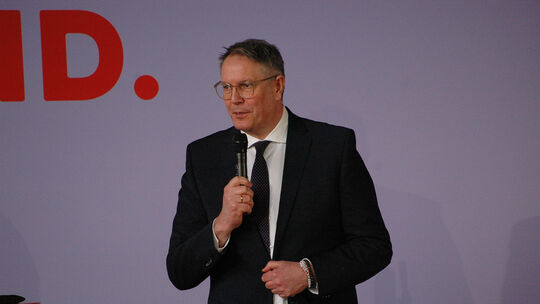 Ministerpräsident Alexander Schweitzer in seinem Element: Eine Rede voller klarer Aussagen und guter Argumente. Ministerpräsident Alexander Schweitzer in seinem Element: Eine Rede voller klarer Aussagen und guter Argumente.