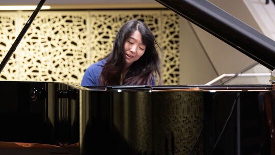 Die aus den USA stammende Pianistin Claire Huangci (hier bei der Generalprobe mit der Rheinischen Philharmonie) übernahm stilkom Die aus den USA stammende Pianistin Claire Huangci (hier bei der Generalprobe mit der Rheinischen Philharmonie) übernahm stilkom