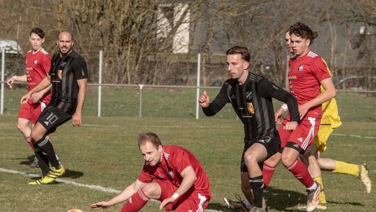 Die SG Weinsheim (schwarze Trikots) war in Monzingen obenauf und bezwang die SG Merxheim mit 4:1. Die SG Weinsheim (schwarze Trikots) war in Monzingen obenauf und bezwang die SG Merxheim mit 4:1.