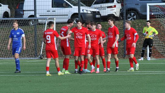 Und wieder jubelt die SG Augst Eitelborn, während Westums Kapitän Julian Schmitz (links) und Schlussmann Kai Hengsberg (rechts) Und wieder jubelt die SG Augst Eitelborn, während Westums Kapitän Julian Schmitz (links) und Schlussmann Kai Hengsberg (rechts)