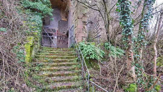 Eine steile Treppe führt in das ehemalige Arbeitszimmer des preußischen Generals Aster. Hier wurde vor mehr als 30 Jahren die am Eine steile Treppe führt in das ehemalige Arbeitszimmer des preußischen Generals Aster. Hier wurde vor mehr als 30 Jahren die am