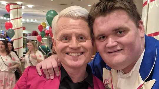 Ein Selfie mit Guido Cantz (links): Für Dominic Flemmer aus Wölmersen eine tolle Begegnung. Noch toller war allerdings das, was Ein Selfie mit Guido Cantz (links): Für Dominic Flemmer aus Wölmersen eine tolle Begegnung. Noch toller war allerdings das, was