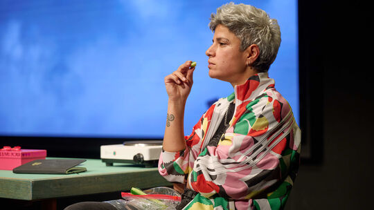 Videos, Klänge und Erinnerungen aus den Jahren 2015 bis 2025 hat die syrische Künstlerin Rania Mleihi in ihrem Bühnenprojekt "My Videos, Klänge und Erinnerungen aus den Jahren 2015 bis 2025 hat die syrische Künstlerin Rania Mleihi in ihrem Bühnenprojekt "My