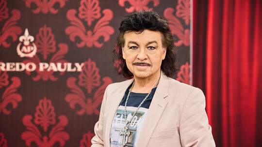 Die HSE-Zuschauerinnen und -Kundinnen kennen und schätzen Alfredo Pauly als kompetenten Experten für Mode, Interior und Schmuck. Die HSE-Zuschauerinnen und -Kundinnen kennen und schätzen Alfredo Pauly als kompetenten Experten für Mode, Interior und Schmuck.