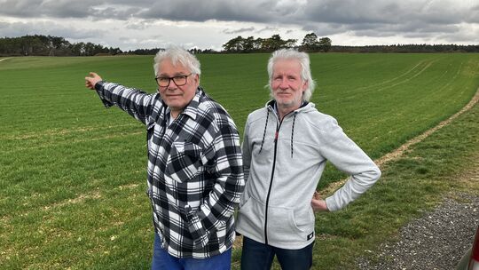 Da geht's lang: Ortsbürgermeister Günter Adrian (links) zeigt, wo später die Trasse der A1 bei Dorsel verlaufen soll. Der Lücken Da geht's lang: Ortsbürgermeister Günter Adrian (links) zeigt, wo später die Trasse der A1 bei Dorsel verlaufen soll. Der Lücken