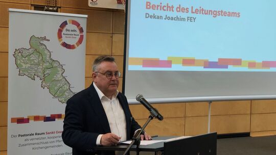 Dekan Joachim Fey bei seinem Bericht auf der Synodalversammlung in St. Goar. Dekan Joachim Fey bei seinem Bericht auf der Synodalversammlung in St. Goar.