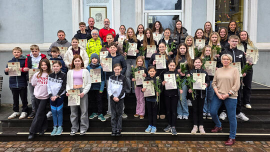 Auf den Stufen des Rathauses in Diez formierten sich alle geehrten Sportlerinnen und Sportler zusammen mit ihren Trainern und de Auf den Stufen des Rathauses in Diez formierten sich alle geehrten Sportlerinnen und Sportler zusammen mit ihren Trainern und de