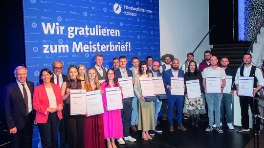 Bei der großen Meisterfeier der Handwerkskammer Koblenz wurden die Besten ihres Gewerkes gesondert geehrt. Sie erhielten aus Hän Bei der großen Meisterfeier der Handwerkskammer Koblenz wurden die Besten ihres Gewerkes gesondert geehrt. Sie erhielten aus Hän