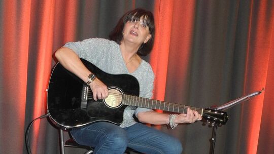 Ob gesprochen oder gesungen: Rena Schwarz nahm ihr Publikum im Kabarett CasaBlanca mit auf eine lustige Reise durch ihr 25-jähri Ob gesprochen oder gesungen: Rena Schwarz nahm ihr Publikum im Kabarett CasaBlanca mit auf eine lustige Reise durch ihr 25-jähri