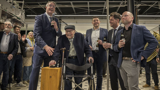 Ministerpräsident Alexander Schweitzer (links) brachte unter lautem Applaus der Zuschauer die Anlage per Knopfdruck zum Laufen. Ministerpräsident Alexander Schweitzer (links) brachte unter lautem Applaus der Zuschauer die Anlage per Knopfdruck zum Laufen.