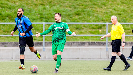 "Schiri, lass' doch laufen", ärgerte sich hier Urbar/Werlaus Kapitän Melvin Vogt über den Pfiff des Unparteiischen Klaus Rupp. T "Schiri, lass' doch laufen", ärgerte sich hier Urbar/Werlaus Kapitän Melvin Vogt über den Pfiff des Unparteiischen Klaus Rupp. T
