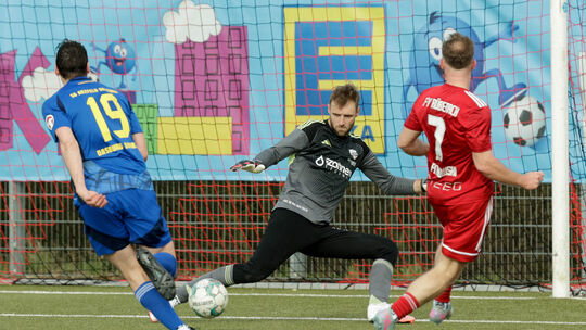 Hier erzielt Rübenachs Philipp Pitkowski (rotes Trikot) den Treffer zum 2:0. Am Ende stand für seinen FV ein deutlicher und wich Hier erzielt Rübenachs Philipp Pitkowski (rotes Trikot) den Treffer zum 2:0. Am Ende stand für seinen FV ein deutlicher und wich