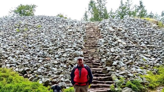 Nationalpark-Experte Michael Brzoska vor dem eindrucksvollem Hunnenring bei Otzenhausen. Bei ihr handelt es sich um die größte k Nationalpark-Experte Michael Brzoska vor dem eindrucksvollem Hunnenring bei Otzenhausen. Bei ihr handelt es sich um die größte k