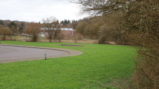 Hinter der Sporthalle Kyrau in der Verlängerung des Rasenplatzes und des Hartplatzes in unmittelbarer Nähe des Busbahnhofes - do Hinter der Sporthalle Kyrau in der Verlängerung des Rasenplatzes und des Hartplatzes in unmittelbarer Nähe des Busbahnhofes - do