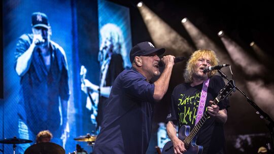 Fury In The Slaughterhouse gehören zu besten deutschen Livebands. Die Hannoveraner sind jetzt neu für den Bonner Kunstrasen gebu Fury In The Slaughterhouse gehören zu besten deutschen Livebands. Die Hannoveraner sind jetzt neu für den Bonner Kunstrasen gebu