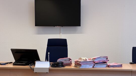 Die Menge der Akten auf dem Richtertisch zeigt: Hier wird gegen einen Koblenzer Beschuldigten verhandelt, zu dem es viele Schrif Die Menge der Akten auf dem Richtertisch zeigt: Hier wird gegen einen Koblenzer Beschuldigten verhandelt, zu dem es viele Schrif