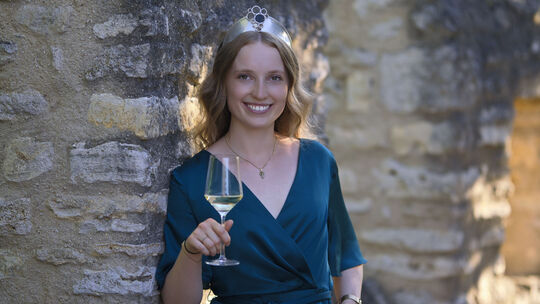 Anna Zenz aus Ediger-Eller ist Deutsche Weinkönigin und begleitet mit weiteren Majestäten die Weinprobe im Calmont-Forum. Anna Zenz aus Ediger-Eller ist Deutsche Weinkönigin und begleitet mit weiteren Majestäten die Weinprobe im Calmont-Forum.