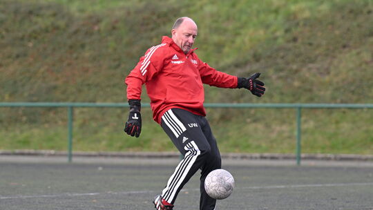 Ulrich „Uli“ Weidenbruch lebt seit 2000 für die SG Malberg, wurde nach seiner aktiven Zeit Torwarttrainer und dient mit seiner A Ulrich „Uli“ Weidenbruch lebt seit 2000 für die SG Malberg, wurde nach seiner aktiven Zeit Torwarttrainer und dient mit seiner A