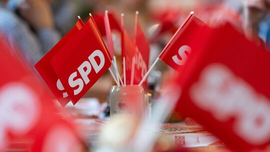 Die Sonderbeurlaubung von Beamten durch die SPD-geführte Landesregierung sorgt für teils heftige Kritik. Seit Jahren genehmigt d Die Sonderbeurlaubung von Beamten durch die SPD-geführte Landesregierung sorgt für teils heftige Kritik. Seit Jahren genehmigt d