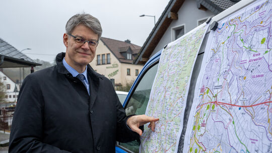 Bundesverkehrsminister Patrick Schnieder (CDU) zeigt bei einer Informationsveranstaltung auf einem Plan die Verkehrsführung des Bundesverkehrsminister Patrick Schnieder (CDU) zeigt bei einer Informationsveranstaltung auf einem Plan die Verkehrsführung des