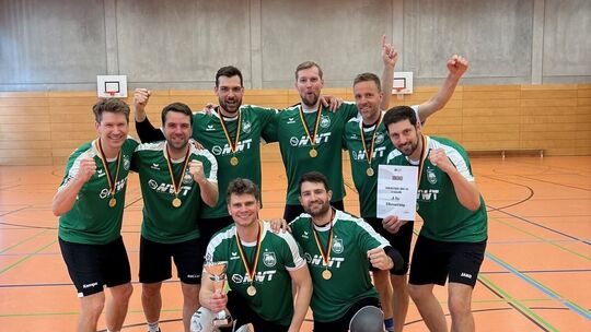 Starker Auftritt in Hanau: Die Routiniers der Westerwald Volleys sicherten sich die Ü35-Südwestmeisterschaften und treten im Mai Starker Auftritt in Hanau: Die Routiniers der Westerwald Volleys sicherten sich die Ü35-Südwestmeisterschaften und treten im Mai