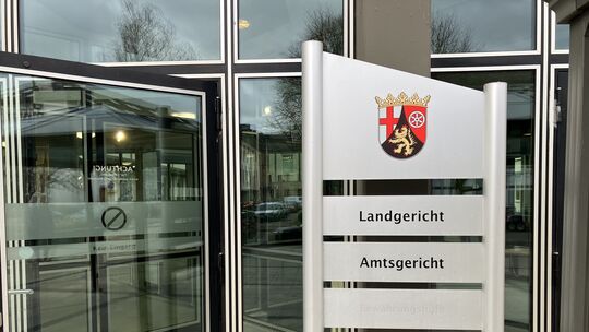 Der Eingang zum Landgericht in Koblenz. Dort muss sich ein 26-Jähriger von der Rheinschiene wegen versuchten Totschlags verantwo Der Eingang zum Landgericht in Koblenz. Dort muss sich ein 26-Jähriger von der Rheinschiene wegen versuchten Totschlags verantwo