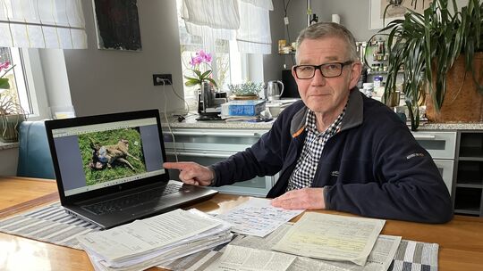Reinhard Kramer zeigt gesammelte Dokumente, Zeitungsberichte und Fotos, die er teils ausgedruckt, teils auf seinem Computer über Reinhard Kramer zeigt gesammelte Dokumente, Zeitungsberichte und Fotos, die er teils ausgedruckt, teils auf seinem Computer über