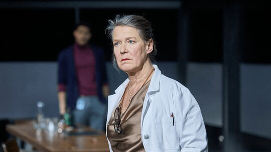 Hannelore Bähr führt mit intensivem Spiel das umfangreiche Ensemble an im Gastspiel "Die Ärztin" des Pfalztheaters Kaiserslauter Hannelore Bähr führt mit intensivem Spiel das umfangreiche Ensemble an im Gastspiel "Die Ärztin" des Pfalztheaters Kaiserslauter