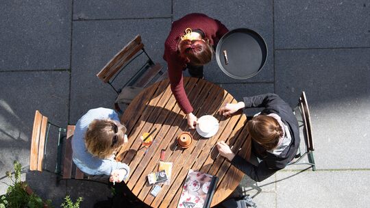 Der Dehoga Rheinland-Pfalz arbeitet zusammen mit einem Start-up aus Rheinhessen an einer Gastro-KI. Die Anwendung soll Gastronom Der Dehoga Rheinland-Pfalz arbeitet zusammen mit einem Start-up aus Rheinhessen an einer Gastro-KI. Die Anwendung soll Gastronom