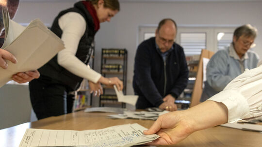Auch im Wahllokal in der Stadtbücherei in Bad Marienberg wurde am Sonntagabend fleißig ausgezählt. Auch im Wahllokal in der Stadtbücherei in Bad Marienberg wurde am Sonntagabend fleißig ausgezählt.