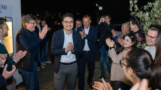 Ein strahlender Gewinner: Philip Rünz wird von glücklichen CDUlern in Koblenz gefeiert, als er am Artuso im Rauental ankommt. Er Ein strahlender Gewinner: Philip Rünz wird von glücklichen CDUlern in Koblenz gefeiert, als er am Artuso im Rauental ankommt. Er