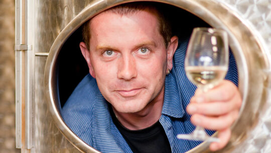 Markus Hensler ist seit 30 Jahren Winzer. Der „Falstaff Weinguide“ betont, dass die Säurewerte bei seinen Weinen im Rahmen bleib Markus Hensler ist seit 30 Jahren Winzer. Der „Falstaff Weinguide“ betont, dass die Säurewerte bei seinen Weinen im Rahmen bleib