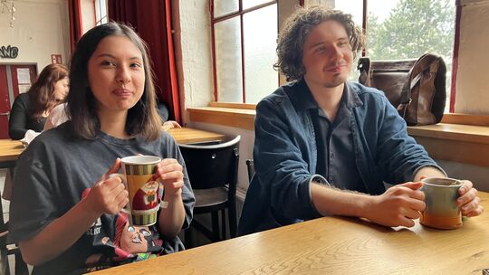 Die Ruhe vor dem Sturm: Kurz vorm Einsingen für die nächste "Amélie"-Vorstellung erzählen Pauline Schrank und Leon Jung vom Prob Die Ruhe vor dem Sturm: Kurz vorm Einsingen für die nächste "Amélie"-Vorstellung erzählen Pauline Schrank und Leon Jung vom Prob