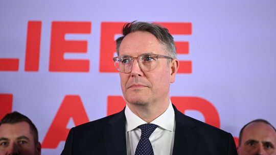 Noch-Ministerpräsident Alexander Schweitzer (SPD) hat die Landtagswahl mit seiner Partei verloren. Noch-Ministerpräsident Alexander Schweitzer (SPD) hat die Landtagswahl mit seiner Partei verloren.