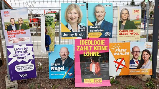 Blick auf einen Bauzaun mit Wahlplakten in Staudt. Blick auf einen Bauzaun mit Wahlplakten in Staudt.