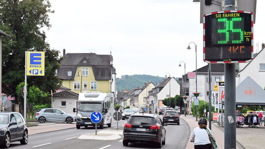 Eine Aufnahme vom Juni 2025: Rechts weist ein Schild auf die Postagentur in den Räumen des „Pro Optik Teams“ in der Zehnerstraße Eine Aufnahme vom Juni 2025: Rechts weist ein Schild auf die Postagentur in den Räumen des „Pro Optik Teams“ in der Zehnerstraße