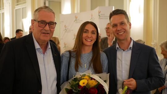 Seine Frau Jennifer und der Erste Beigeordnete der Stadt Bad Neuenahr-Ahrweiler, Peter Diewald, gratulieren Pascal Rowald (recht Seine Frau Jennifer und der Erste Beigeordnete der Stadt Bad Neuenahr-Ahrweiler, Peter Diewald, gratulieren Pascal Rowald (recht