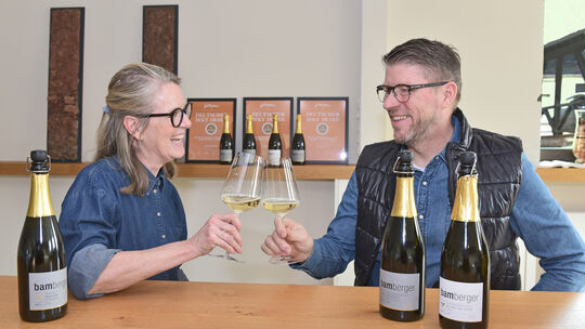 Die Eheleute Heiko und Ute Bamberger aus Meddersheim haben allen Grund, mit einem Gläschen Sekt anzustoßen: Ihre Produkte heimst Die Eheleute Heiko und Ute Bamberger aus Meddersheim haben allen Grund, mit einem Gläschen Sekt anzustoßen: Ihre Produkte heimst